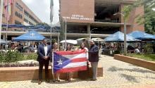 Estudiantes doctorales participan en congreso en Colombia con la bandera de Puerto Rico 