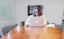 Estudiante con laptop en una mesa